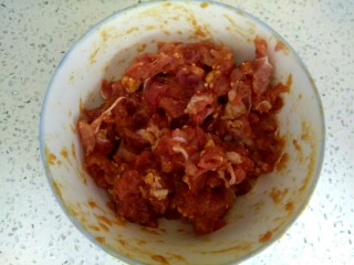 7、酱香肉沫四季豆,加入适量淀粉，搅拌均匀 ，放置一会儿