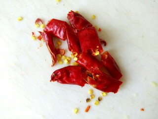 8、酱香肉沫四季豆,干红辣椒切小段