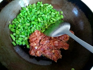 10、酱香肉沫四季豆,四季豆翻炒至断生，把四季豆铲到一边放入肉沫翻炒