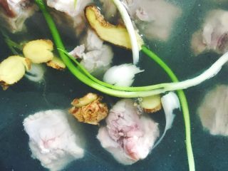 1、万无一失的［糖醋］排骨,将洗净切好的猪小排放入锅中，加水，没过排骨，加入料酒、葱、姜片、山柰、花椒。用大火煮开，［撇去血沫］，转小火再煮30分钟。