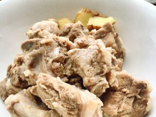 2、万无一失的［糖醋］排骨,煮排骨的时候，调糖醋汁，［1勺料酒，2勺海鲜酱油，2勺醋］，3勺糖另放一个小碗备用。排骨煮好后就捞出控干水分，排骨汤盛一个小碗备用。