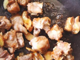 3、万无一失的［糖醋］排骨,热锅冷油，把［糖］放到锅里［炒化］，再放入排骨煎至两面金黄。