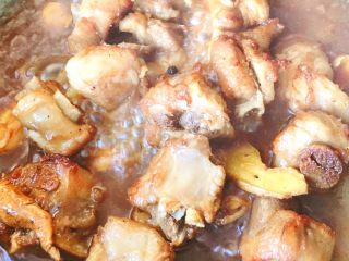 4、万无一失的［糖醋］排骨,倒入刚刚调好的汁和排骨汤，再加一小碗水，开大火煮沸后转小火煮10分钟，尝一下盐味，加适当的盐，大火收汁。