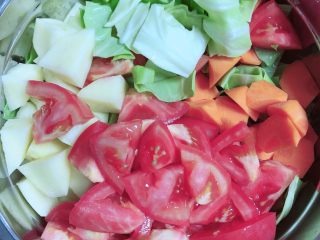 2、罗宋汤,西红柿、土豆、胡萝卜滚刀切块、圆白菜切2*3厘米的块。