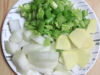 3、罗宋汤,食材切好待用。