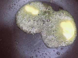 4、罗宋汤,锅中放入黄油，中火加热融化。