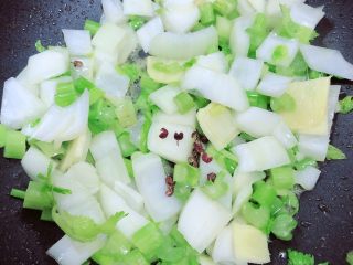 6、罗宋汤,加入花椒粒，翻炒均匀。