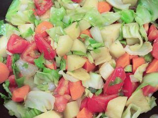 9、罗宋汤,大火翻炒，烧3分钟入味。