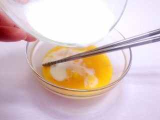 2、奶香小米布丁,倒入牛奶继续搅拌均匀；