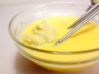 3、奶香小米布丁,搅打好的蛋糊里加入小米糊，继续搅打均匀；