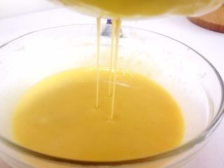 4、奶香小米布丁,拿漏网过滤一遍；