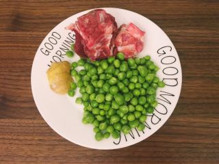 1、暖冬系列之青豆嫩滑骨头汤,将材料，青豆，大骨头，生姜准备好