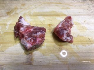 2、暖冬系列之青豆嫩滑骨头汤,将大骨头剁成几块