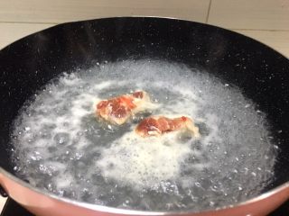 3、暖冬系列之青豆嫩滑骨头汤,锅里放水将大骨头洗净放入锅中去血水