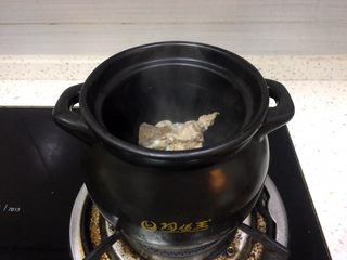 4、暖冬系列之青豆嫩滑骨头汤,准备一个煲，我一般爱用陶煲王的煲汤煲，一般一家人喝就够了将大骨头放入煲中