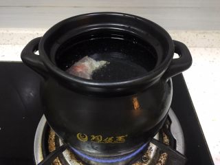 5、暖冬系列之青豆嫩滑骨头汤,将适量水到煲中，这里我用的纯净水