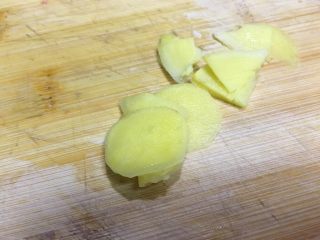 6、暖冬系列之青豆嫩滑骨头汤,将生姜洗净后切成薄片