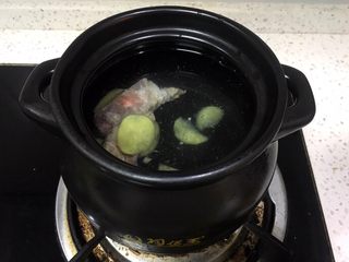 7、暖冬系列之青豆嫩滑骨头汤,将切好的生姜片放入煲中