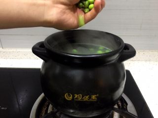 9、暖冬系列之青豆嫩滑骨头汤,将青豆洗净后放入煲中