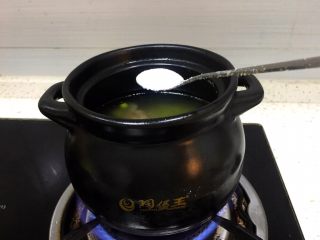 11、暖冬系列之青豆嫩滑骨头汤,青豆变色后加入一勺盐