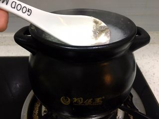 10、暖冬系列之青豆嫩滑骨头汤,煮开后将表面浮末去掉