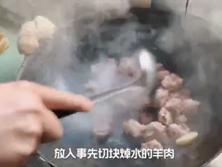 2、红烧羊排,加入事先切块焯水的羊排肉。