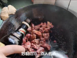 3、红烧羊排,翻炒均匀之后，加老酒也就是料酒提香去膻。