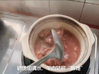 5、红烧羊排,转移到砂锅，加适量清水还是焖煮。