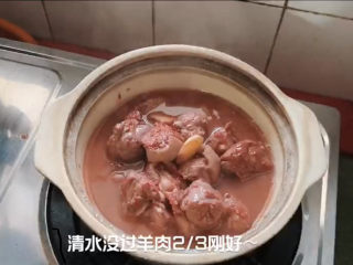 6、红烧羊排,加清水，没过羊排肉2/3位置