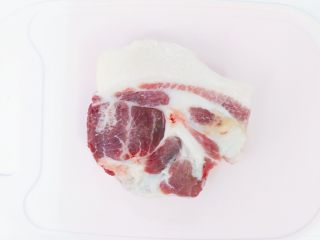 2、宝宝辅食：猪肉玉米肠,食材处理一：猪肉最好选用梅花肉 肥瘦相间 肉质比较嫩 猪皮去掉 冲洗干净