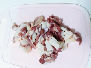 3、宝宝辅食：猪肉玉米肠,切成小块备用