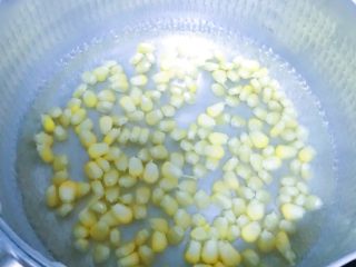 5、宝宝辅食：猪肉玉米肠,沸水焯熟捞出备用