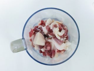 6、宝宝辅食：猪肉玉米肠,食材处理二：将切好的猪肉放入辅食机