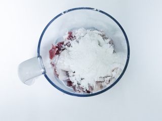 7、宝宝辅食：猪肉玉米肠,加入普通面粉