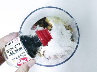 10、宝宝辅食：猪肉玉米肠,加入适量宝宝酱油和食盐