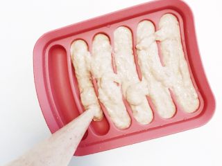 14、宝宝辅食：猪肉玉米肠,将肉泥挤入准备好的模具