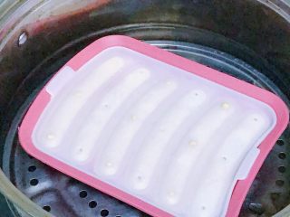 17、宝宝辅食：猪肉玉米肠,冷水上锅蒸熟（40分钟左右）即可