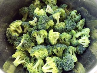 1、肉连花心,西兰花去掉根蒂摘成小朵状洗净备用