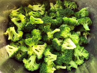 3、肉连花心,焯水后的西兰花立即放人冷水中过凉再沥干水份