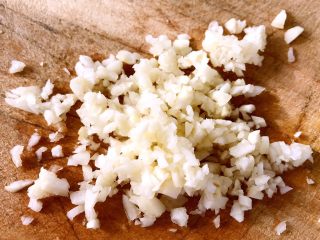 4、肉连花心,蒜去皮洗净切成蒜粒