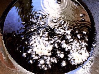 5、肉连花心,锅中倒入底油加热放人蒜粒爆香