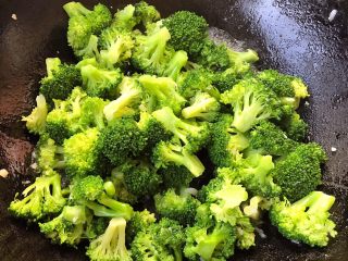 6、肉连花心,放人西兰花大火快速翻炒放人盐和味精调味均匀即可