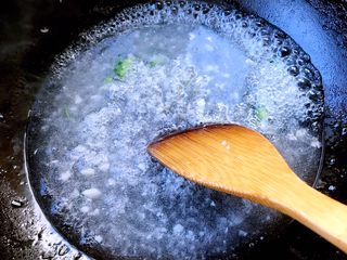 7、肉连花心,锅中倒入适量清水烧开再放人蒜粒和少许盐和味精调味水淀粉勾芡调匀