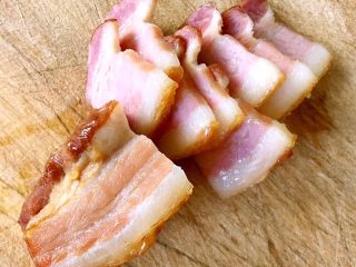 8、肉连花心,自制的五花肉切成薄片