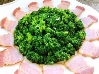 9、肉连花心,蒜蓉西兰花摆入盘中五花肉摆在外围好漂亮哦做好的芡汁均匀的淋在西兰花上即可