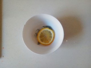 2、鲜虾饼,新鲜的虾去皮，取出虾线，用柠檬片腌制15分钟