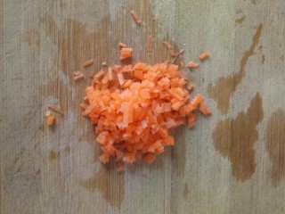 3、鲜虾饼,胡萝卜期待你细末