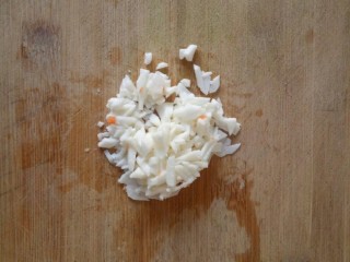 4、鲜虾饼,山药切成细末，上锅蒸熟