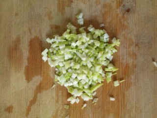 5、鲜虾饼,西葫芦切成细末