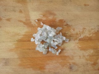 6、鲜虾饼,腌制好的虾仁切成虾粒